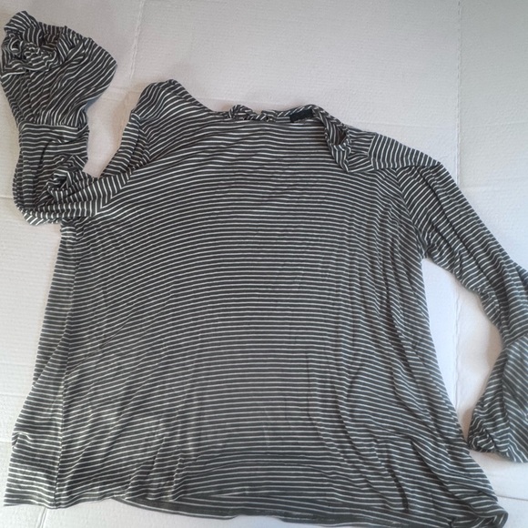 Wallpapher Gray White Striped Bell Sleeve Keyhole Top 2X - Picture 6 of 12